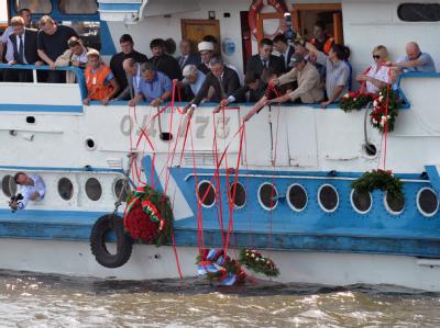 Trauer an der Wolga: Angehörige der Unglücksopfer versenken Kränze im Fluss. Trauer an der Wolga