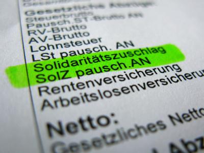 Der Solidaritätszuschlag, den Millionen deutsche Steuerzahler als Folge der Wiedervereinigung zahlen müssen, soll nach FDP und CSU auf den Prüfstand. Symbolfoto: Kay Nietfeld Solidaritätszuschlag