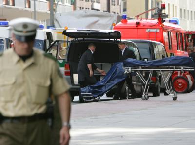Nach dem Mafiamord von Duisburg: Bestatter beim Abtransport zweier Leichen. Lebenslang für Haupttäter der Mafiamorde von Duisburg