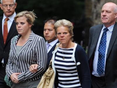 Auslöser des Abhörskandals war der Fall «Milly Dowler». Reporter von «News of the World» hatten die Mailbox der ermordeten 13-Jährigen abgehört. Hier sind Millys Schwester Gemma, Mutter Sally und Vater Bob (v.l.) auf dem Weg zu Premierminister Cameron. Familie Dowler
