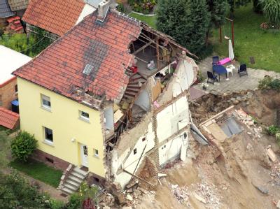 Die Luftaufnahme zeigt das Ausmaß eines Erdrutsches am Concordiasee in Nachterstedt (Salzlandkreis), aufgenommen am 20.07.2009. Nachterstedt