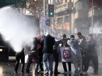 Auseinandersetzung mit der Polizei: Etwa 30 000 Menschen forderten in der Hauptstadt Santiago von der konservativen Regierung eine Senkung der Studiengebühren. Studentenproteste in Chile