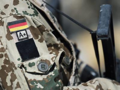 Für den Notfall: Ein Bundeswehr-Soldat trägt seine Blutgruppe am Ärmel. Bundeswehr