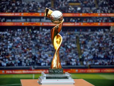 Eine Spirale, auf der ein Fußball thront: So sieht der begehrte WM-Pokal für die Frauen aus. Die Trophäe ist 1,8 Kilo schwer und 45 Zentimeter hoch. WM-Pokal