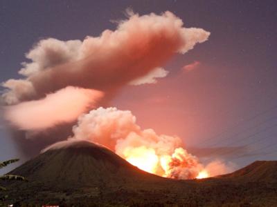 Der Vulkan Lokon auf der indonesischen Insel Sulawesi speit seit Tagen Gas und Asche. Vulkan Lokon