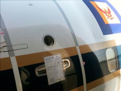 Das Pfandsiegel (l) und ein Schreiben des Gerichtsvollziehers, mit dem das Flugzeug des thailändischen Kronprinzen am Flughafen München beschlagnahmt wurde. Boeing von Thailands Kronprinz gepfändet