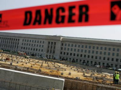 Ein Transparent mit der Aufschrift «Danger» (Gefahr) ist vor dem Pentagon in Washington zu sehen. Pentagon