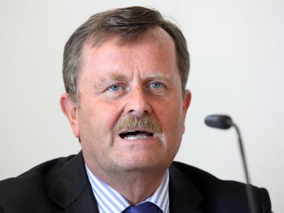 Der Präsident der Bundesärztekammer, Frank Ulrich Montgomery, hat eine Begrenzung der umstrittenen Präimplantationsdiagnostik (PID) auf wenige Zentren gefordert. Frank Ulrich Montgomery
