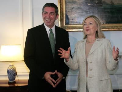 Griechenlands Außenminister Stavros Lambrinidis mit seiner amerikanischen Amtskollegin Hillary Clinton in Athen. Hillary Clinton