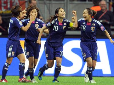 Japan's Homare Sawa (mitte) feiert mit ihren Teamkolleginnen. Homare Sawa