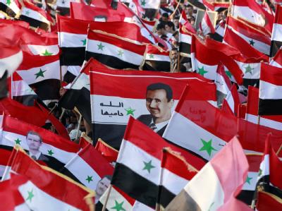 Syriens Präsident Assad hat nicht nur Gegner: Anhänger des umstrittenen Machthabers demonstrieren in Damaskus. Pro-Assad-Demonstration