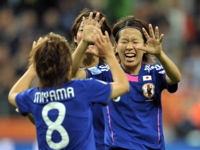 Japans Aya Miyama freut sich mit Kollegin Azusa Iwashimizu über ihren Treffer. Japan - USA