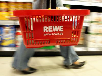Selbstbedienung auch bei Daten: Computerhacker sind auf der Suche nach Kundendaten in das Netzwerk des Handelskonzerns Rewe eingedrungen. REWE