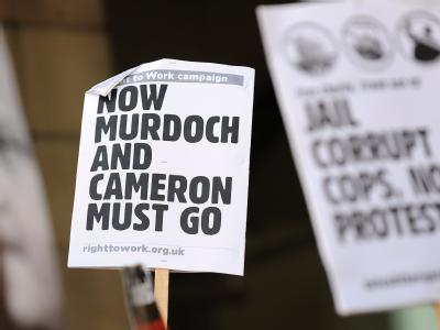 In der Abhöraffäre um das Medienimperium von Rupert Murdoch ist auch Premierminister Cameron in die Kritik geraten. Cameron und Murdoch