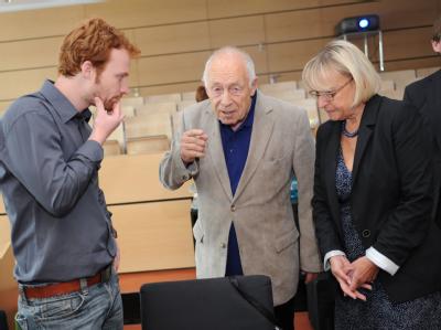 Schlichter Heiner Geißler (m, CDU) im Gespräch mit mit Stadtrat Hannes Rockenbauch (l) und Brigitte Dahlbender (r) vom BUND: Je näher der Stresstest zum Stuttgart-21-Tiefbahnhof rückt, desto härter sind die Bandagen, mit denen gekämpft wird. Geißler, Rockenbauch, Dahlbender