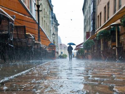 Dauerregen auf Kopfsteinpflaster: Regenguss in der Dresdner Altstadt. Dauerregen