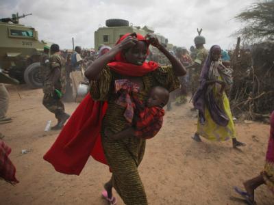 Fast grotesk wirken die farbenfrohen Stoffe der afrikanischen Frauen in den staubigen Notlagern in Somalia. Farbe und Tristesse