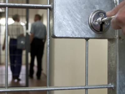Die Sicherungsverwahrung muss nach dem Urteil aus Karlsruhe neu geregelt werden. Die Bundesjustizministerin legt Eckpunkte vor und erntet dafür scharfe Kritik aus den Ländern. Sicherungsverwahrung