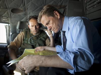 Bundesaußenminister Westerwelle im Cockpit einer Bundeswehr-Transall auf dem Flug nach Kabul. Westerwelle in Afghanistan