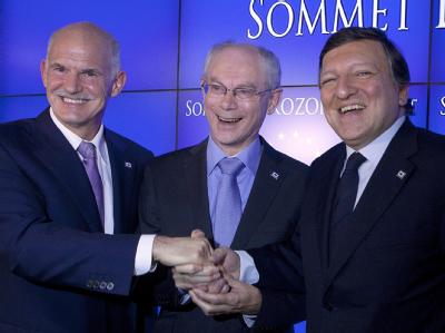 Der griechische Ministerpräsident Giorgos Papandreou, EU-Ratspräsident Herman Van Rompuy und EU-Kommissionspräsident José Manuel Barroso strahlen für die Fotografen. Milliarden-Paket für Athen