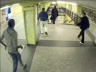 Die Video-Aufnahme einer Überwachungskamera im U-Bahnhof in Berlin-Lichtenberg zeigt mutmaßliche Schläger (außen), die einen Mann (M, weiße Hose) verfolgen (Archivbild vom 11.02.2011). U-Bahn-Prügelei