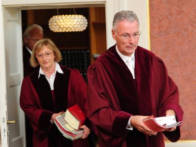Der Vizepräsident des Bundesfinanzhofs, Hermann-Ulrich Viskorf, betritt mit Richterin Christine Meßbacher-Hönsch den Verhandlungssaal. Bundesfinanzhof