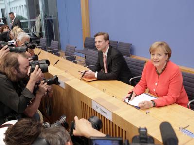 Kanzlerin Merkel demonstriert mit ihrem Regierungssprecher Steffen Seibert Gelassenheit bei der traditionellen Fragerunde der Medien zur Sommerpause. Bundeskanzlerin Angela Merkel