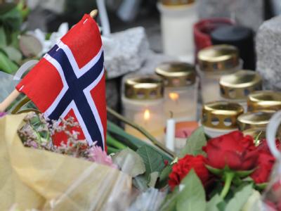 Gedenken in Norwegen: Kerzen vor der Kathedrale in Oslo. Gedenken