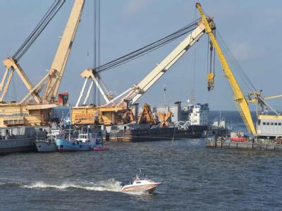 Mit Spezialwinden haben die mächtigen Schwimmkräne «Mogutschij» und «KPL-351» das Wrack der «Bulgaria» gehoben. (Foto: Russisches Katastrophenschutzministerium) Schwimmkräne