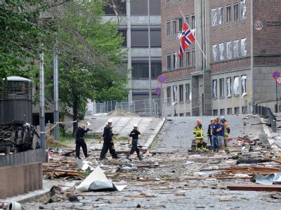 Rettungskräfte am Ort der Bombenexplosion in der Innenstadt von Oslo. Trümmer