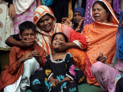 Angehörige trauern um ein Opfer der jüngsten Gewalt in Karachi. Trauer
