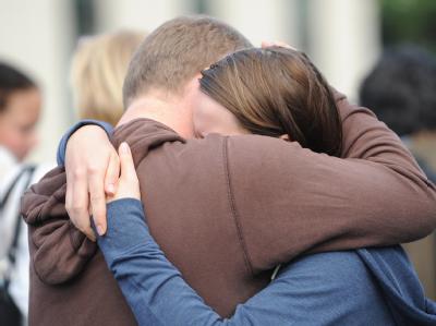 Überlebende des Massakers versuchen sich gegenseitig zu trösten. Trauer