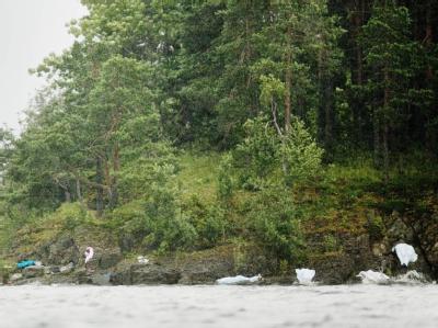 Körper der Todesopfer von Utøya liegen, von Laken verhüllt, am Ufer der Insel. Opfer