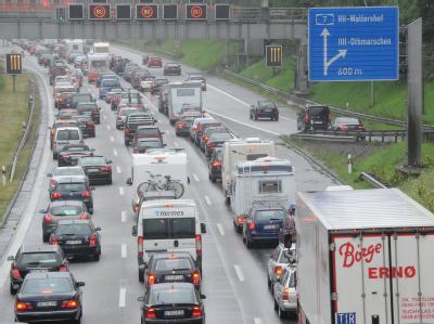 Fahrzeuge stauen sich auf der Bundesautobahn A7 vor dem Elbtunnel in Richtung Süden. Durch den Ferienbeginn in verschiedenen Bundesländern kommt es im Norden zu Staus. Stau zum Ferienbeginn