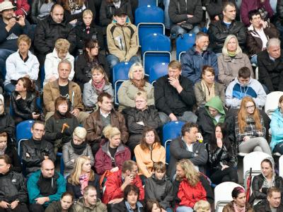 Trauergäste sitzen während der Gedenkfeier zur Loveparade-Katastrophe im MSV-Fußballstadion in Duisburg. Gedenkfeier