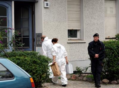 Beamte der Spurensicherung betreten das Haus in der Puchanstraße in Berlin, in dem sechs Leichen gefunden worden waren. Spurensicherung