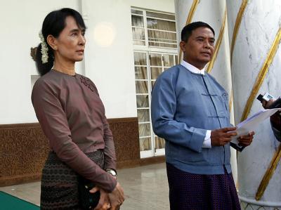 Birmas Friedensnobelpreisträgerin Aung San Suu Kyi trifft Arbeitsminister Aung Kyi. Treffen in Birma