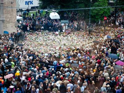 Hunderte Menschen halten während einer Schweigeminute auf dem Domplatz in Oslo inne. Trauer in Oslo