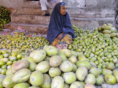 Frau auf einem Markt in Mogadischu: Die ersten Hilfslieferungen für das von Hunger geplante Somalia sollen noch am Dienstag kommen. Somalia