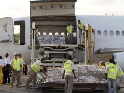 Hilfe für Somalia: Die ersten Essensrationen werden auf dem Flughafen von Mogadischu ausgeladen. Hilfe für Somalia
