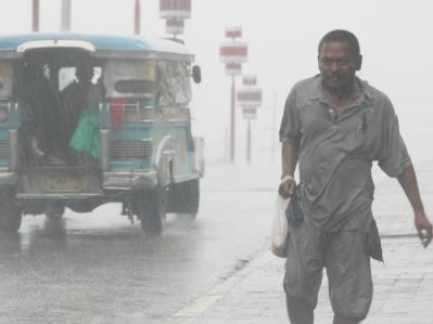 Der Tropensturm «Nock-Ten» hat weite Landstriche in den Philippinen überschwemmt. Heftiger Regen in Manila