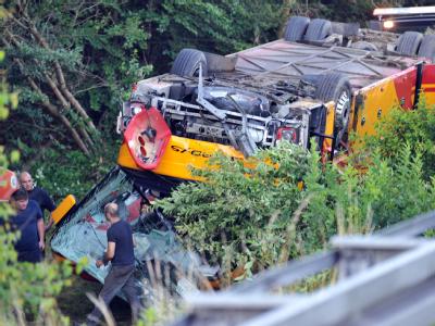 Der Bus mit 57 Menschen aus dem Großraum Prag hat sich überschlagen und ist auf dem Dach gelandet. Auf dem Dach gelandet