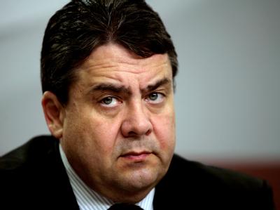 Steuerreform, Euro-Krise? SPD-Chef Sigmar Gabriel bietet Kanzlerin Merkel die Zusammenarbeit an. Sigmar Gabriel