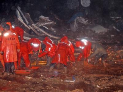 Rettungskräfte suchen nach dem Erdrutsch in der Stadt Chunchon nach Überlebenden. Rettungskräfte