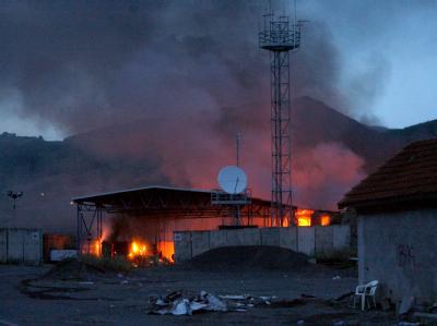 Der Grenzübergang Jarinje steht in Flammen. Flammen
