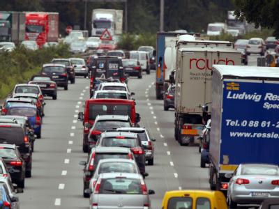 Pkw und Lkw stehen in Leverkusen auf der A 3 im Stau. Am Samstag ist starker Rückreiseverkehr zu erwarten, da in einigen Bundesländern die Ferien bald schon wieder vorbei sind. Stau auf der A 3