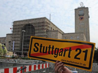 Ein S21-Gegner hält ein Protestschild vor den Stuttgarter Hauptbahnhof. Stuttgart 21