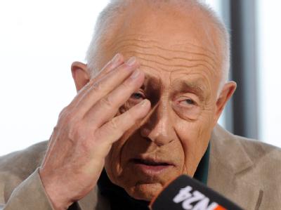 Heiner Geißler, der Moderator bei der Präsentation eines Gutachtens der Schweizer Verkehrsberatungsfirma sma, spricht im Rathaus in Stuttgart. Stuttgart 21- Heiner Geißler