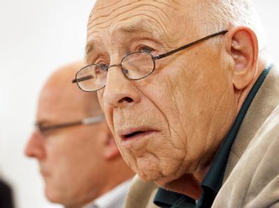 Heiner Geißler, der Moderator bei der Präsentation eines Gutachtens der Schweizer Verkehrsberatungsfirma sma, spricht im Rathaus in Stuttgart. Stuttgart 21 - Stresstest