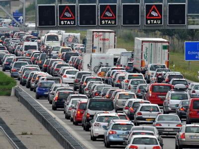 Stau auf der Autobahn A9 zum Ferienbeginn in Bayern. Stau auf der A9